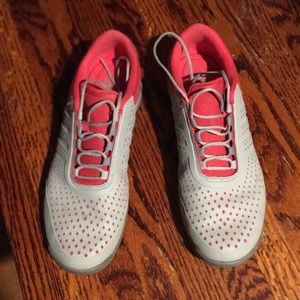 Women’s golf shoes